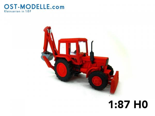 Traktorbagger MTS-82 Schiebeschild – rot Fahrstellung